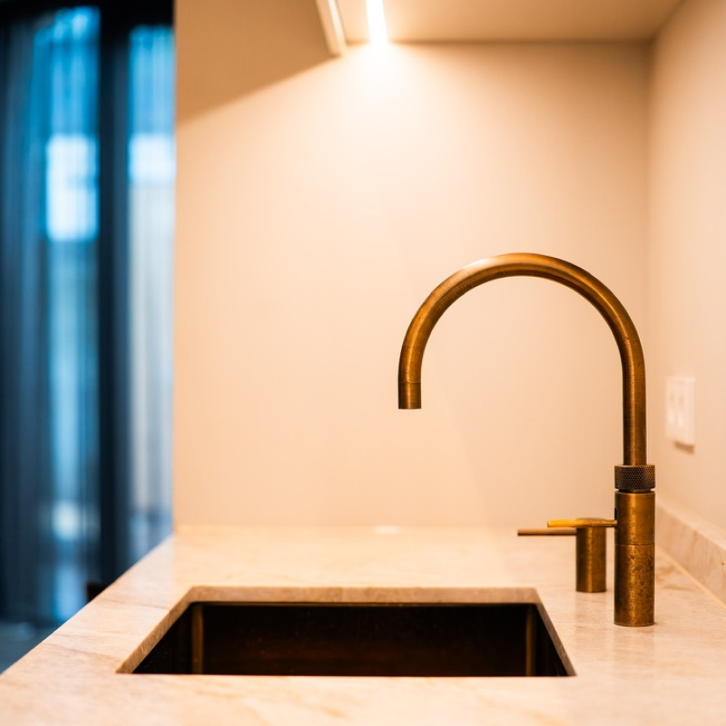 Detail of a brass tap with soap dispenser on a marble countertop with a black undermount sink, sanitary ware supplied by Harry Suiker
5. C3B4EC9F-9EA9-4ECE-9663-E1AF38729702_1_105_c.jpeg

NL: Badkamer met inloopdouche, dubbele wastafel op houten meubel en