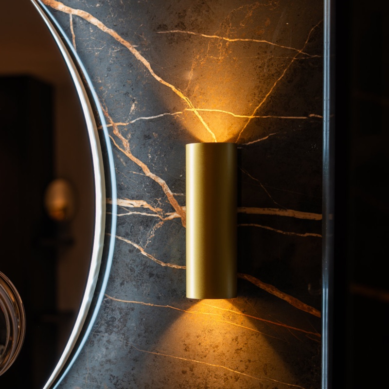 Details in this black & gold bathroom